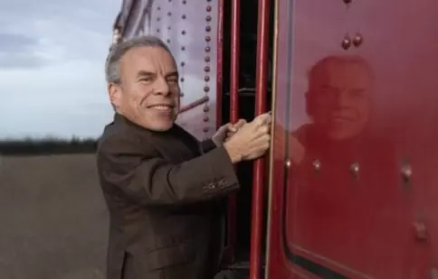 Warwick Davis se întoarce la Hogwarts în noul „Harry Potter”. Ce știm despre serialul HBO