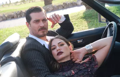 Çağatay Ulusoy și Demet Özdemir, împreună pe covorul roșu de la Cannes. În ce proiect fac echipă. Cum s-au fotografiat