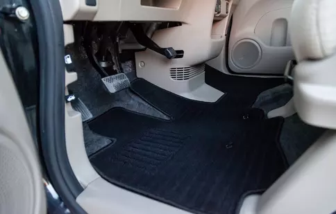 Covoare auto din cauciuc vs. covoare din mochetă – ce să alegi dacă circuli mai mult iarna în oraș?