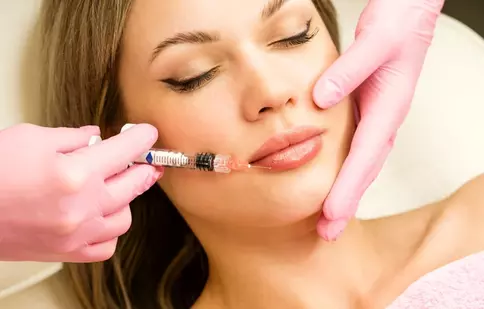 Cum să obții buze voluminoase și conturate cu acidul hialuronic Amalian