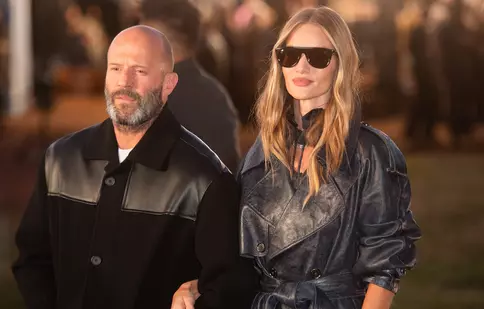 Scandal pe plajă! Jason Statham a dat 20 de milioane de lire pe un domeniu de vis, dar vecinii nudiști fac „deliciul” presei