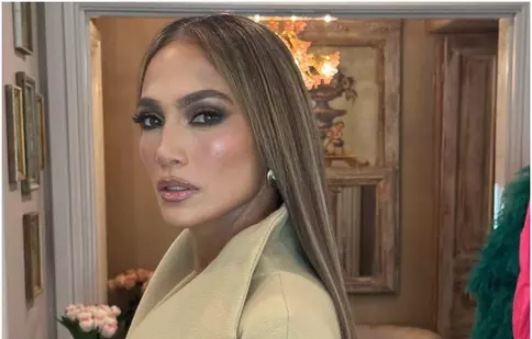 Jennifer Lopez, apariție incendiară pe Instagram! Rochia nude care a lăsat fanii fără suflare. Artista pare să fi găsit elixirul tinereții veșnice