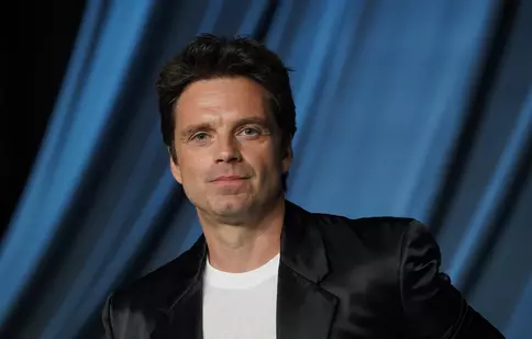 Sebastian Stan i-a eclipsat pe Jude Law și Adrien Brody la o gală din Los Angeles. Cum a apărut pe covorul roșu alături de iubita celebră