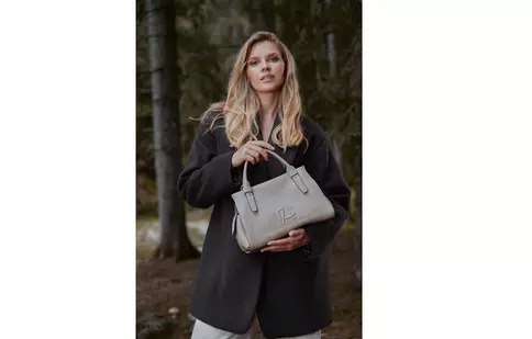 Accesoriile care definesc o ținută de iarnă: de la eșarfă la geanta perfectă