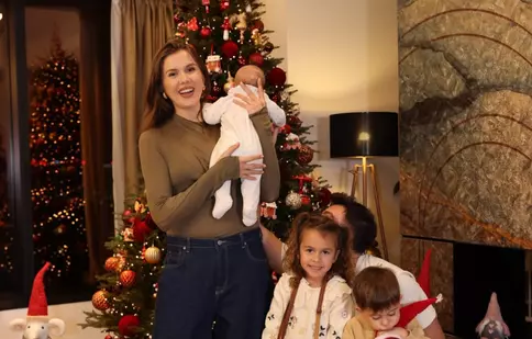 Emily Burghelea a intrat în spiritul sărbătorilor. Influencerița a împodobit bradul alături de copii: „Este primul Crăciun al Elisabetei!”