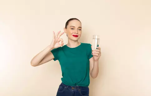Mitul celor 8 pahare de apă: Cât de multă apă ar trebui să bei de fapt ca să ai energie