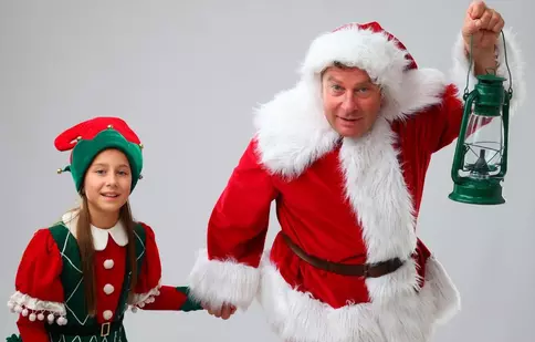 Moș Ramon există! Pavel Bartoș, pe marile ecrane în ținuta lui Moș Crăciun. „Cine poartă costumul, poartă un pic de magie”. EXCLUSIV