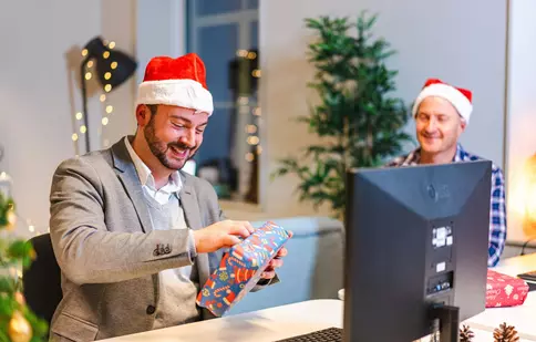 Sondaj eJobs: 9 din 10 angajatori vor acorda beneficii de Crăciun angajaților. Cei mai mulți vor primi prime în bani, petrecere de final de an cu echipa și vouchere cadou