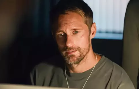 „Pillion”: Alexander Skarsgård într-un film provocator și amuzant despre dorință, putere și identitate. Pelicula premiată la Cannes vine în România