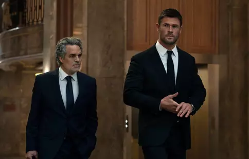 „Autostrada crimei”: Chris Hemsworth și Mark Ruffalo, de la „Răzbunătorii” la un jaf de proporții alături de Halle Berry. Thrillerul anului vine în România!