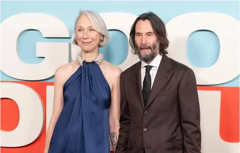 Keanu Reeves și Alexandra Grant, sărut romantic la New York. Moment emoționant sub bradul de la Rockefeller Center