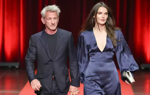 Sean Penn, topit după moldoveanca Valeria Nicov. Actorul și iubita cu 35 de ani mai tânără, surprinși în ipostaze tandre