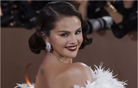 Globurile de Aur 2026: cele mai spectaculoase apariții de pe covorul roșu. Selena Gomez, Miley Cyrus și Jennifer Lawrence au dominat seara