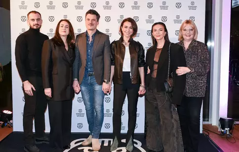 Adela Popescu, apariție spectaculoasă la premiera mondială a filmului „3 zile în septembrie”, la Rotterdam
