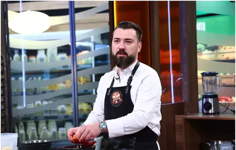 Cine este Alex Dodoaia de la „Chefi la cuțite” 2026. Povestea bucătarului care a lăsat Londra pentru Antena 1: „Culegeam totul proaspăt la 6:30 dimineața”