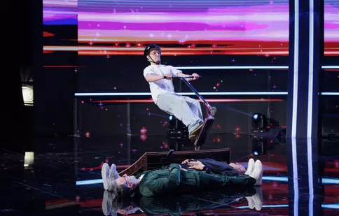 Cine este Maximilian Bijak, adolescentul care a „zburat” peste jurații de la „Românii au talent”. Show-ul de aur al campionului din Germania