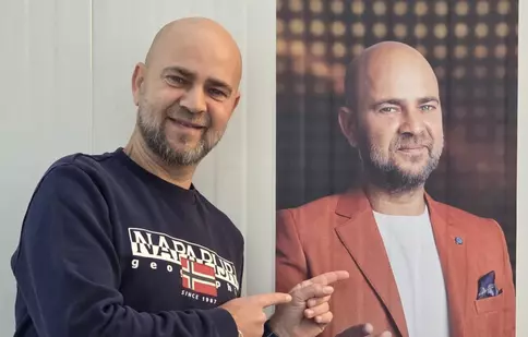 Cosmin Seleși a dat totul din casă: ritualul bizar pe care îl are în cabina de probă înainte de „Batem palma”. Cum arată o zi de filmare pentru vedetă