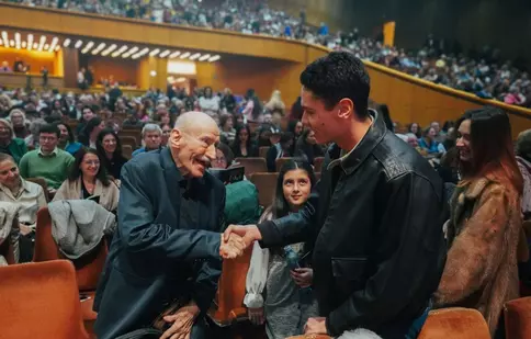 David Popovici, față în față cu Victor Rebengiuc: „O lecție vie de talent și demnitate”. Mesajul sportivului după întâlnirea cu marele actor
