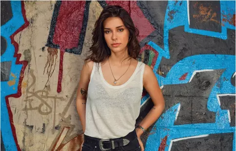 Cine este Devrim Özkan, polițista sexy din „O nouă șansă”. Povestea actriței care a declanșat fenomenul „SadGül”