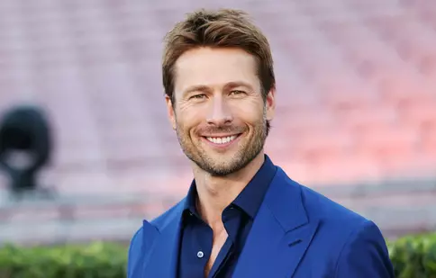 Glen Powell vânează miliardele familiei în „Crima perfectă”. Comedia neagră care transformă moștenirea într-un măcel ingenios