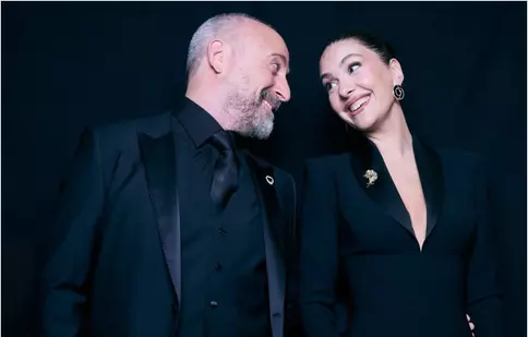 Ce mai fac „Suleyman” și „Șeherezada”. Halit Ergenç revine la TV în România cu un serial premiat, iar Bergüzar Korel dă lovitura la HBO