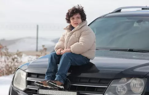 Cine este Kuzey Gezer, băiețelul din serialul „La marginea lumii”. Are 6 ani și o poveste de viață fascinantă