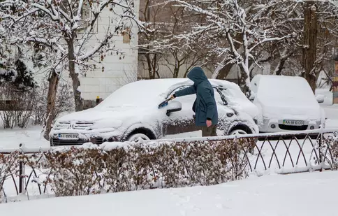 Cod roșu de ninsori în București: Mesaj RO-Alert trimis în toiul nopții și strat de zăpadă de 35 cm. Ce restricții s-au impus
