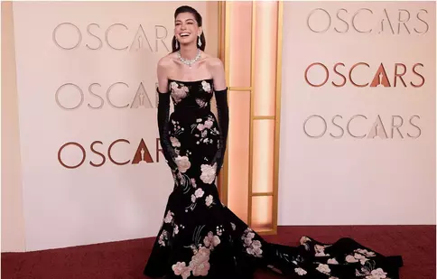 Gafe vestimentare la Oscar 2026. Timothée Chalamet, aspru criticat pentru look-ul „neglijent”, iar Anne Hathaway a șocat cu accesoriile alese