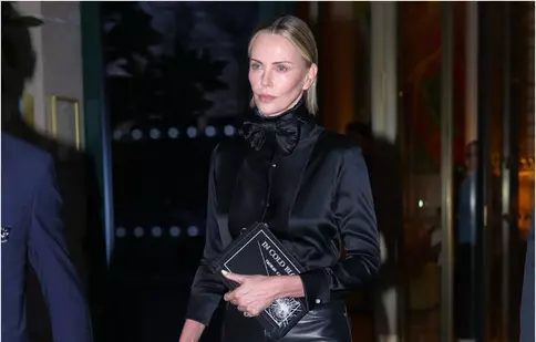 Charlize Theron, fabuloasă la 50 de ani la Săptămâna Modei Paris. Detaliul îndrăzneț care a atras toate privirile