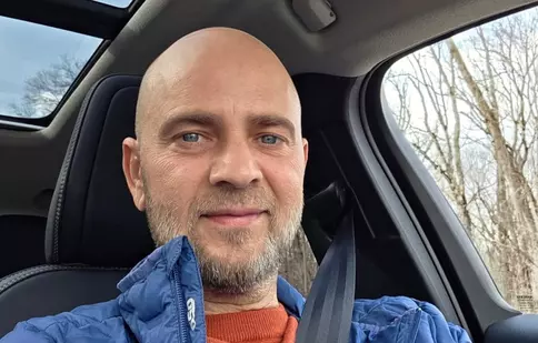 Cosmin Seleși, despre ritualul matinal la care nu renunță niciodată. Vedeta nu iese din casă până nu aude ce spune Neti Sandu: „Sunt singurul?”