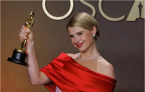 Jessie Buckley, în lacrimi pe scena Oscar 2026: Mesajul adorabil pentru fiica ei de 8 luni care „probabil visează la lapte”