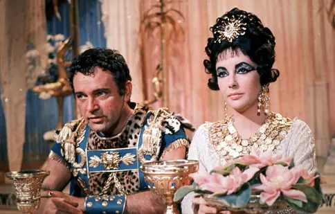 Diamante, pasiuni și un pechinez gurmand: Povestea fabuloasă a bijuteriilor lui Elizabeth Taylor purtate azi de Kim Kardashian și Margot Robbie