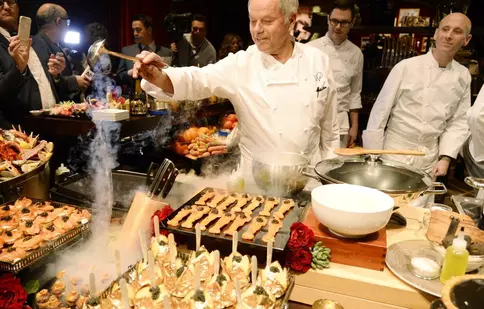 Aur lichid și 22 kg de trufe: Ce mănâncă vedetele la Oscar 2026 după ce scapă de diete? Chef Wolfgang Puck pregătește un meniu de excepție
