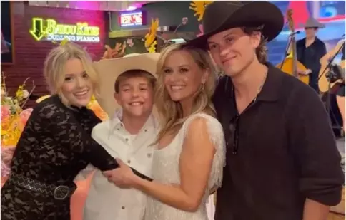 Reese Witherspoon, fabuloasă la 50 de ani! Rochia sclipitoare cu care a fost „regina balului”