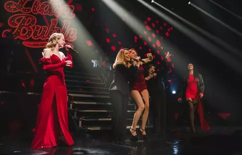 „Campioana blondă” a strălucit în roșu! Sandra Izbașa, surpriză uriașă la concertul Lidiei Buble