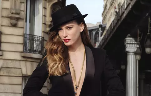 Serenay Sarikaya, apariție incendiară într-un sacou cu decolteu adânc. Detaliul care i-a înnebunit pe fanii cunoscutei actrițe