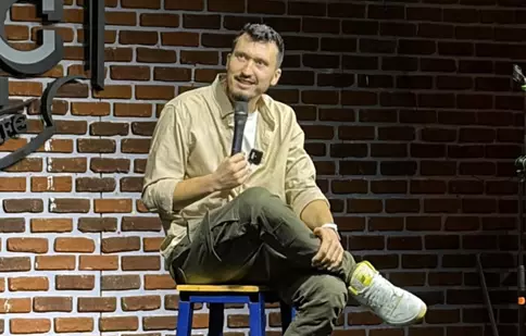 Cine este Serghei, comediantul care va prezenta „Scos din sărite” la Digi24. Detaliul despre locul nașterii pe care mulți fani l-au înțeles greșit