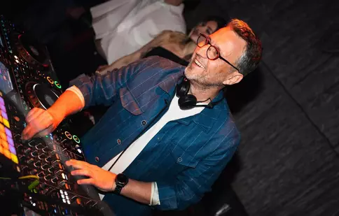 Cu ce se ocupă Andi Moisescu atunci când nu este la TV. Între snowbording și pupitrul de DJ: „Playlist-ul meu e o evadare”. EXCLUSIV