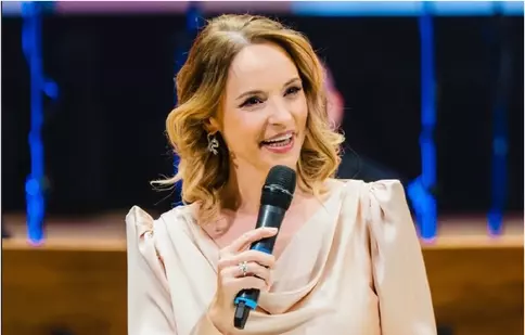 Cât costă rochia purtată de Andreea Marin la o prezentare de modă. Vedeta pleacă din țară: „Aștept revederea cu Violeta”