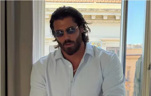 Can Yaman, schimbare radicală de look. A renunțat la barbă și are șuvițe blonde. Ce mesaj ironic a transmis