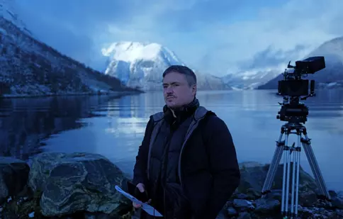 Cristian Mungiu revine la Cannes 2026: Totul despre „Fjord”, filmul care îi aduce împreună pe Sebastian Stan și Renate Reinsve