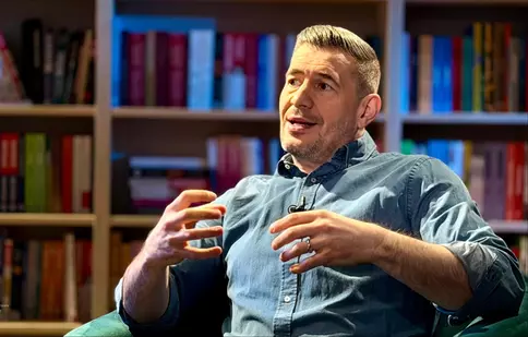 Dragoș Pătraru, invitat la Rețeaua de idoli: „Ori e alb, ori e negru”. Detalii neștiute despre viața din Ploiești