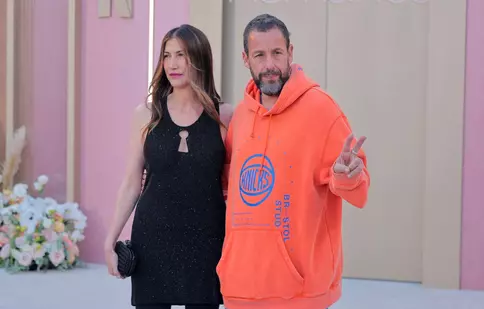 Adam Sandler, criticat dur după apariția de la premiera soției sale! Cum s-a putut îmbrăca lângă partenera lui elegantă: „Penibil”