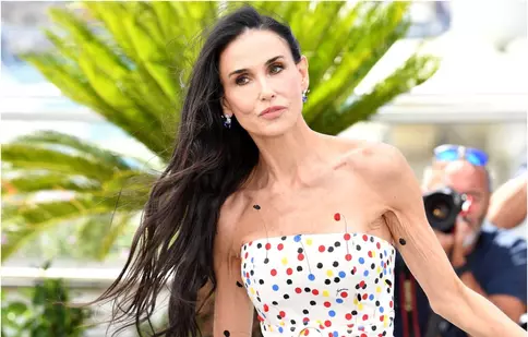 Lecție de stil la Cannes 2026! Demi Moore a uimit cu rochia cu buline 3D. Ce a spus despre AI și cât costă ținuta