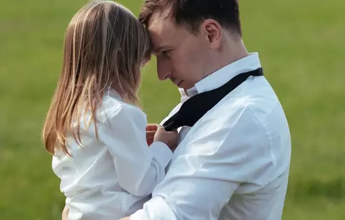 Imagini adorabile cu The Motans și fiica lui! Denis Roabeș, filmat alături de micuța Mia în noul videoclip „La Galop”