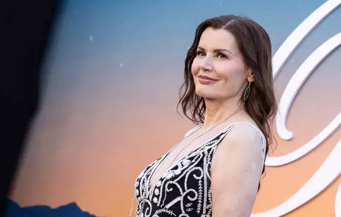 Geena Davis, apariție incendiară la 70 de ani! A făcut furori într-o rochie mini la premiera „The Boroughs”