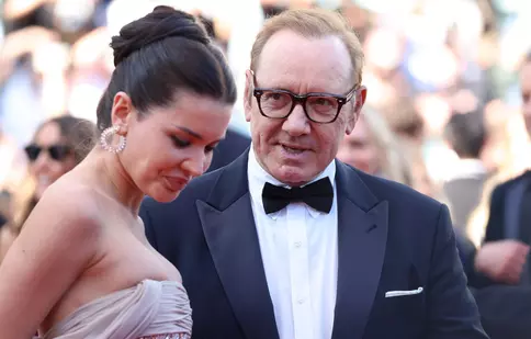 Kevin Spacey a revenit pe covorul roșu de la Cannes, după victorii majore în instanță. Cine este femeia misterioasă care l-a însoțit