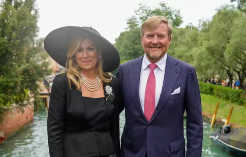 Mister în negru pe canalele venețiene: Cum a furat Regina Máxima privirile la Bienală. A renunțat la ținutele colorate