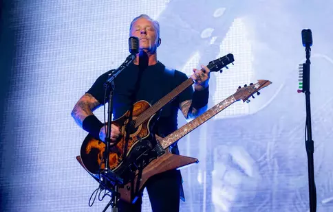 Metallica în România: James Hetfield, lecție de simplitate pe străzile Bucureștiului. A refuzat selfie-urile, dar a ales volumele rare dintr-un anticariat