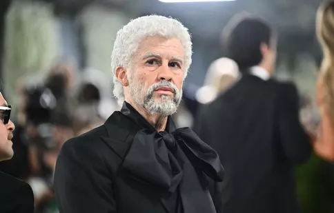 Șoc la Met Gala: Cine este „bătrânelul” care a păcălit fotografii? Transformarea radicală a lui Bad Bunny. Nimeni nu l-a recunoscut
